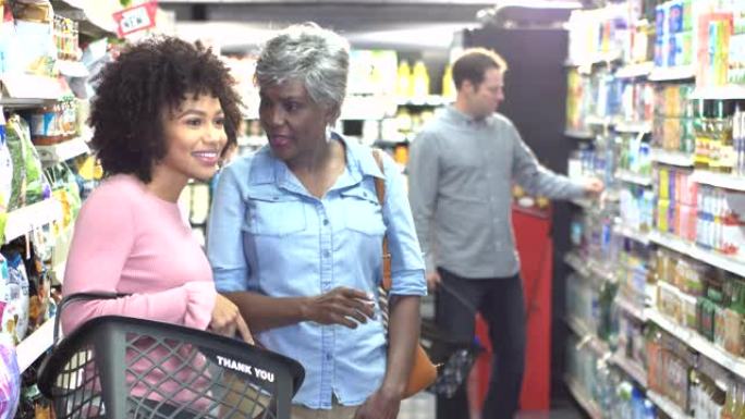 非裔美国妇女在超市里聊天