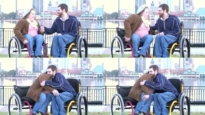 夫妇在城市海滨拥抱轮椅