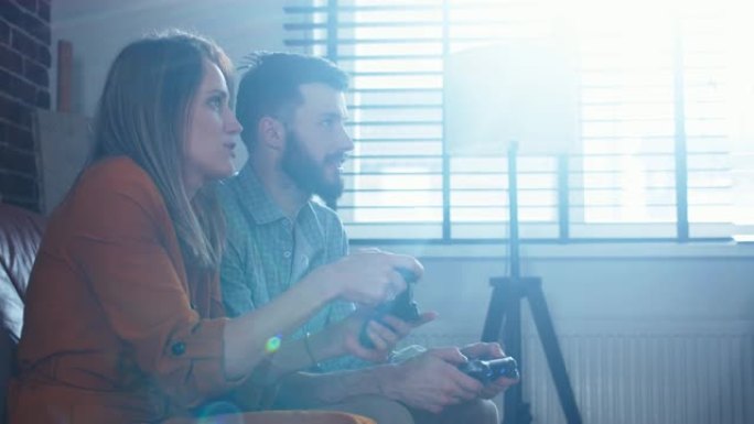 快乐的年轻高加索夫妇在家里玩电子游戏的镜头闪光镜头。