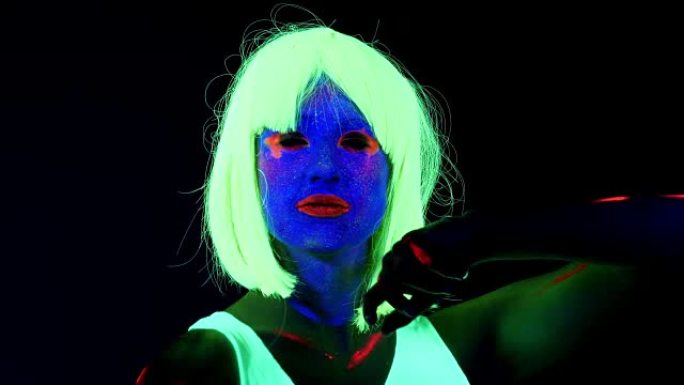 性感cyber raver女人在UV黑光下在荧光服装拍摄的梦幻视频性感女孩cyber glow ra