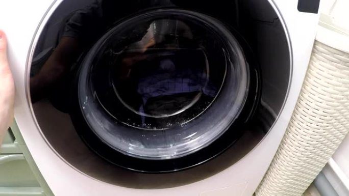 男人看着衣服在洗衣机里翻滚的POV