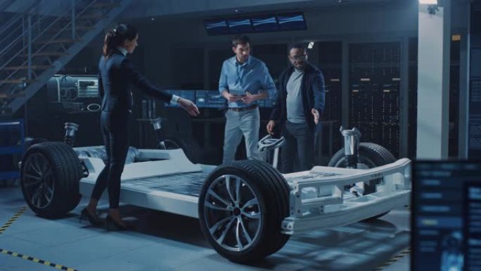 汽车创新设施: 汽车设计工程师团队，致力于电动汽车平台底盘原型，包括车轮，发动机和电池。屏幕显示3D