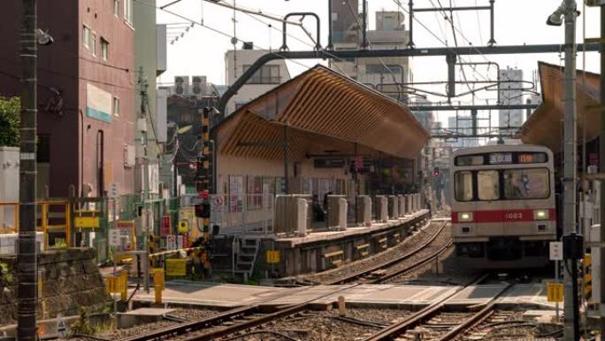 延时: 日本东京品川Togoshi-giza购物街的火车站