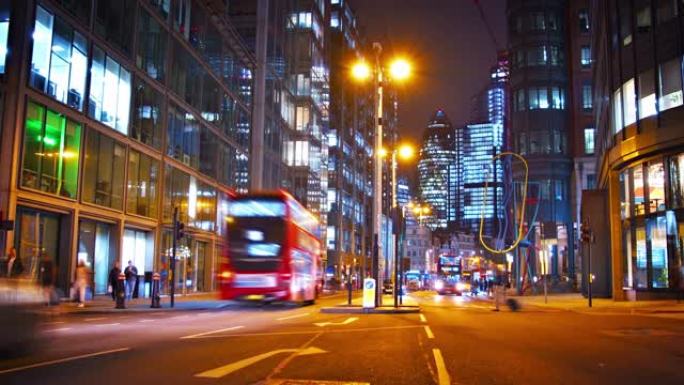 市中心的夜间商务。伦敦。标准生活。街。巴士。红色。流量。行人。照明