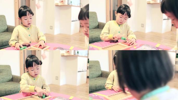 日本姐妹在家里玩积木
