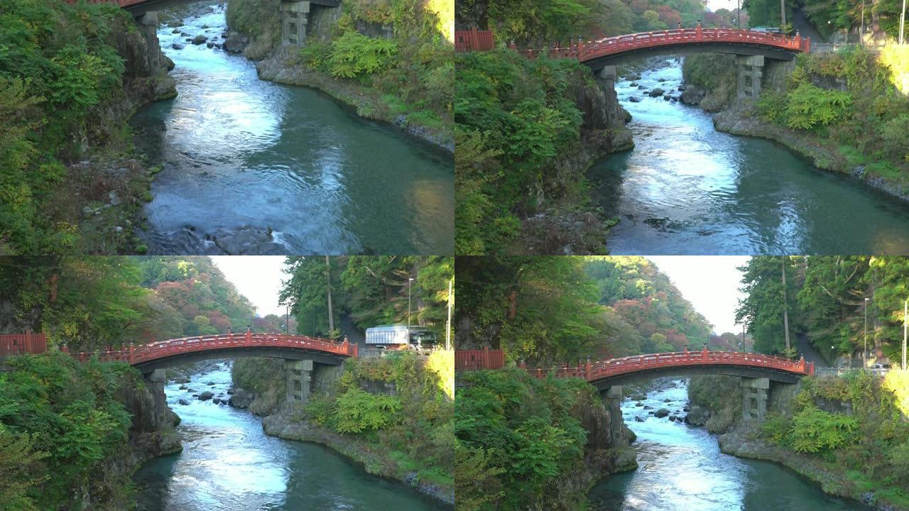 向上倾斜: 日本日光秋季新京桥。