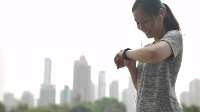 使用智能手表检查运动脉搏的亚洲女性