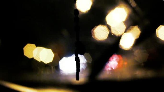 晚上挂在汽车后视镜上的念珠。