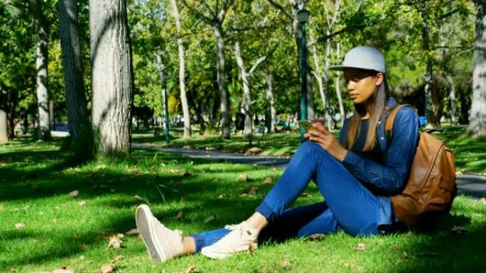 在公园4k使用手机的女人