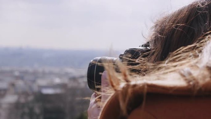 特写年轻美丽的女记者从蒙马特视点慢动作拍摄巴黎城市全景。