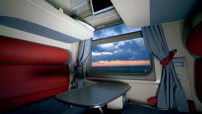 铁路旅行概念。在行驶中的火车上布置有家具的轿跑车车厢。乘火车旅行的概念。