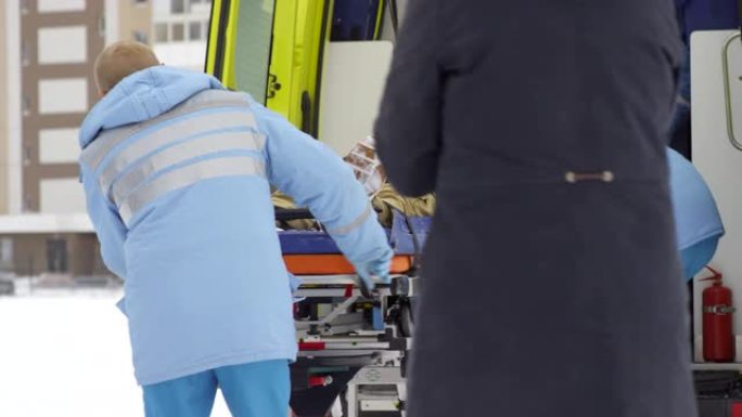 医护人员多次将病人送入救护车