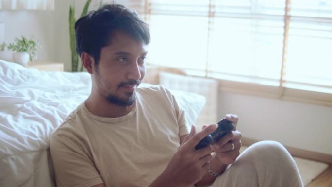 亚洲男子在家一起玩电子游戏