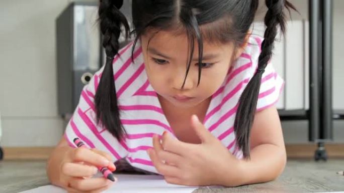 一个学习写作的小女孩，带着铅笔的梦幻般的小女孩。孩子生活中的一天。教育主题