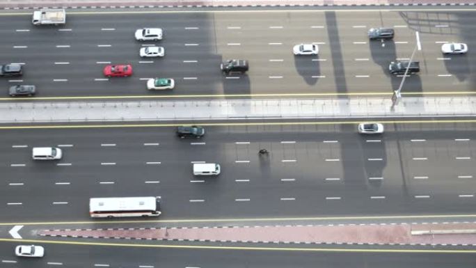 阿联酋迪拜高速公路上城市交通的俯视图