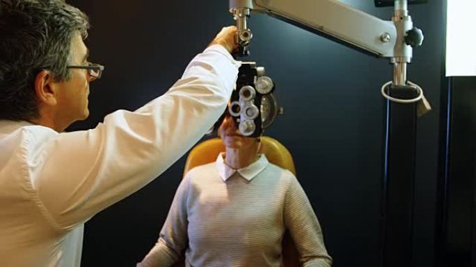 验光师用梅斯布里勒4k检查患者的眼睛
