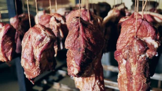 五香的肉块挂在工厂的冰箱里