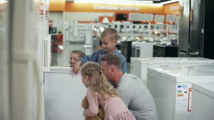 家庭讨论家用电器商店的冰箱