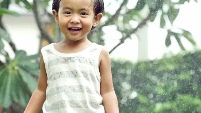 亚洲宝宝玩水微笑着看着镜头。