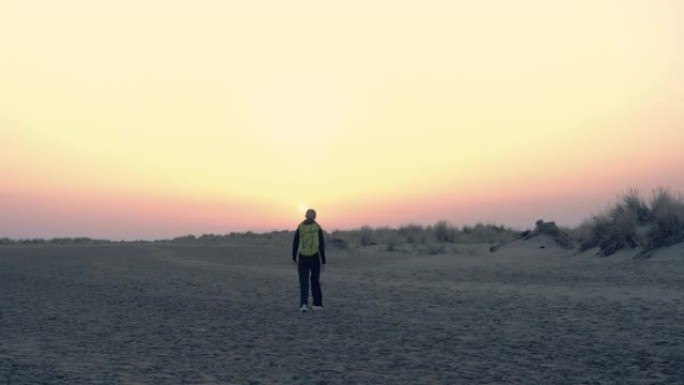 海滩上的孤独沃克徒步旅行登山看日出无人区
