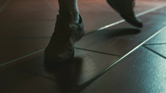 主动击剑手在瓷砖地板上行走的特写镜头