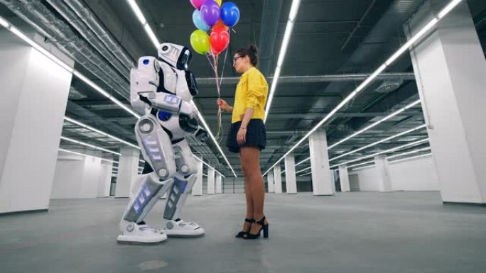 开朗的女人给自动机器人气球。