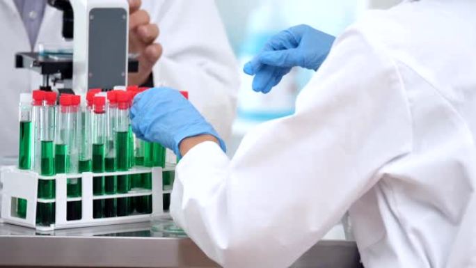 女科学家在实验室中使用移液器
