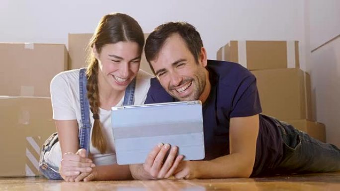 一对夫妇买了新房子，正在搬走。他们打电话给父母，以表示他们的幸福和他们刚买的房子。