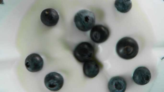 慢动作混合饮食奶昔与新鲜生物蓝莓的另一种观点。