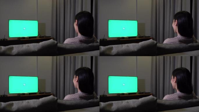 女人晚上看绿屏电视