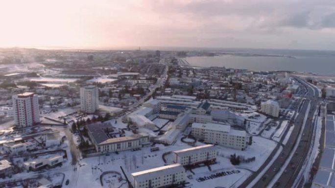 WS积雪覆盖了冰岛的城市景观