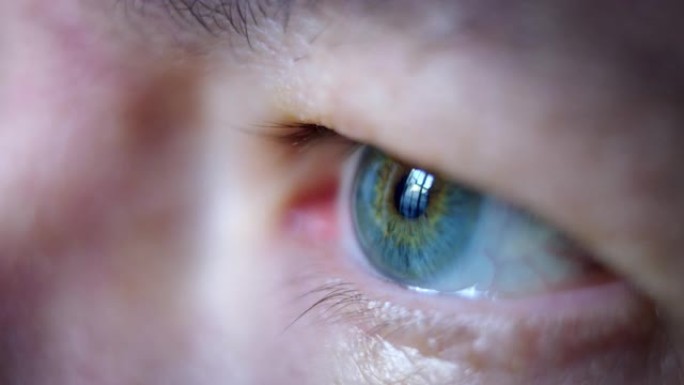 中年男性蓝眼慢动作闪烁的特写微距镜头。
