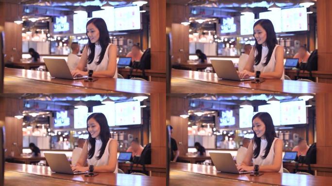 女商人坐在咖啡馆里在笔记本电脑上工作