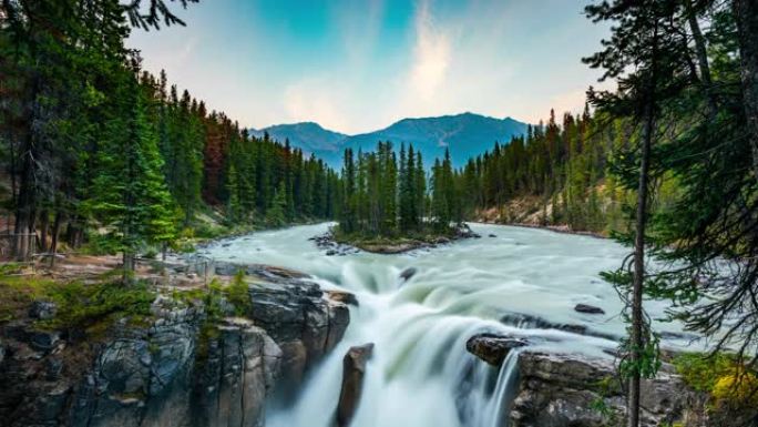 加拿大艾伯塔省贾斯珀国家公园的Sunwapta瀑布-时间流逝