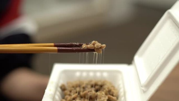 用筷子食纳豆特写展示