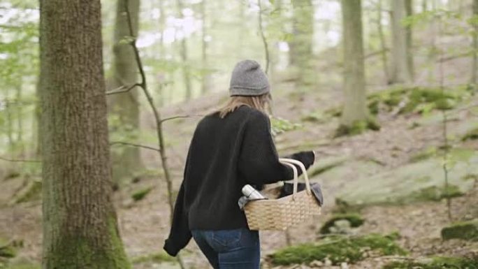 在森林里采摘蘑菇和喝咖啡的女人