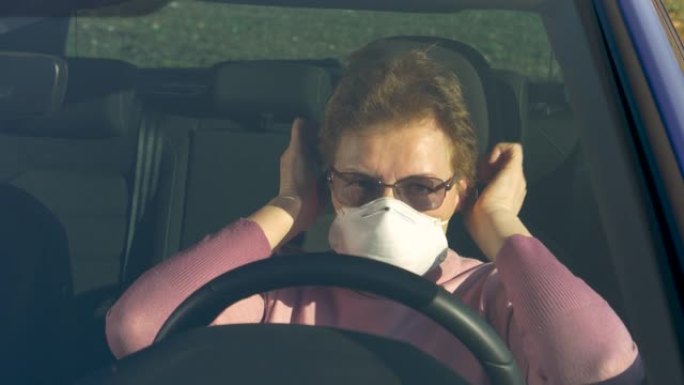 特写: 老年妇女下车前戴上口罩。