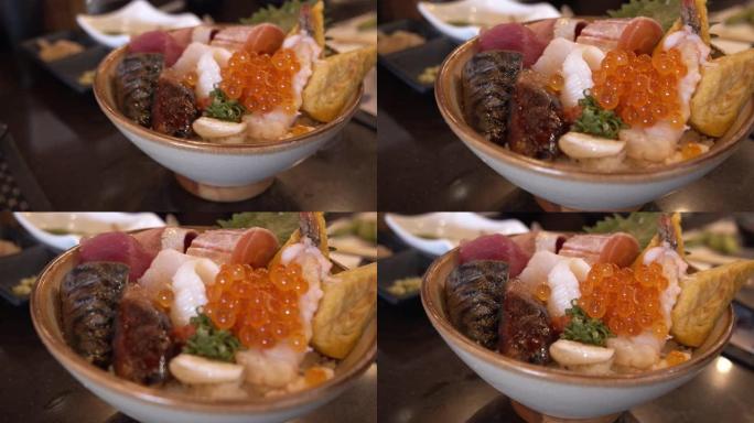 将鱼生鱼片与米饭混合。日本饮食风格，健康饮食理念