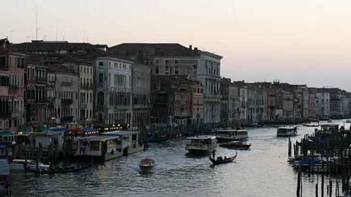 黄昏时从威尼斯里亚托桥看大运河