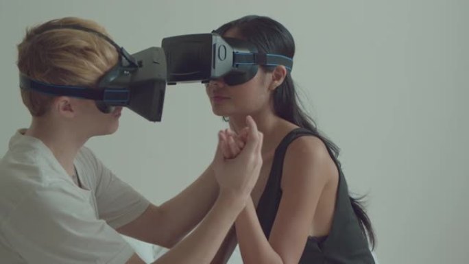 使用虚拟现实眼镜的夫妇