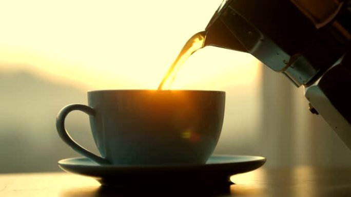 将咖啡倒入杯中咖啡杯喝咖啡河水