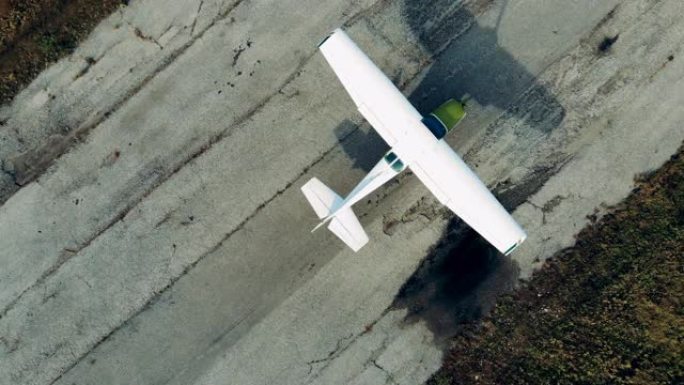 一架小型飞机沿跑道移动的俯视图