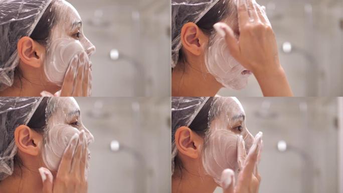 亚洲女性在浴室用清水泡面洗脸