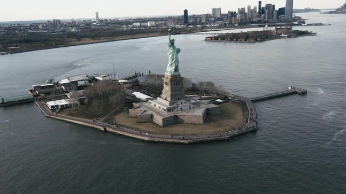 纽约哈德逊河中的自由女神像