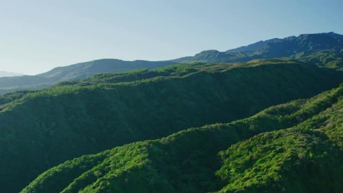 翠绿的山脉和山脊翠绿的山脉和山脊