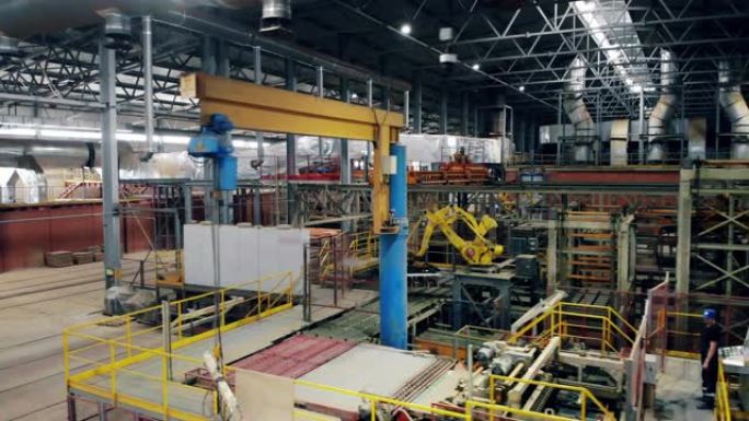砖厂的宽敞单元。现代自动化工厂设备。