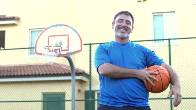 篮球场上成熟的西班牙裔男子