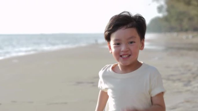 亚洲男孩暑假跑出大海。家庭假期快乐。家庭，生活方式，人，孩子，人寿保险，假期