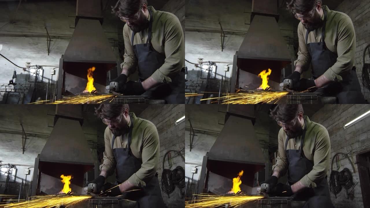 工匠研磨铁坯切割火花铁架子工地车间喷火