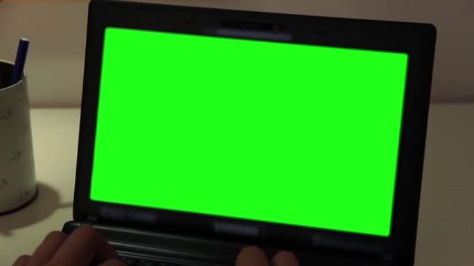 绿屏笔记本电脑。绿屏笔记本电脑